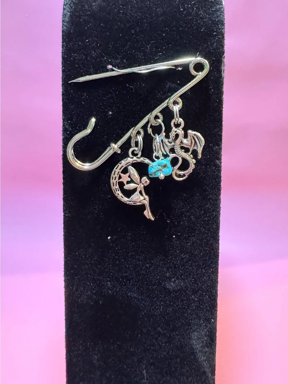 🧚 🐉 Silver toned Safety Pin Brooch with Turquoise Accent
